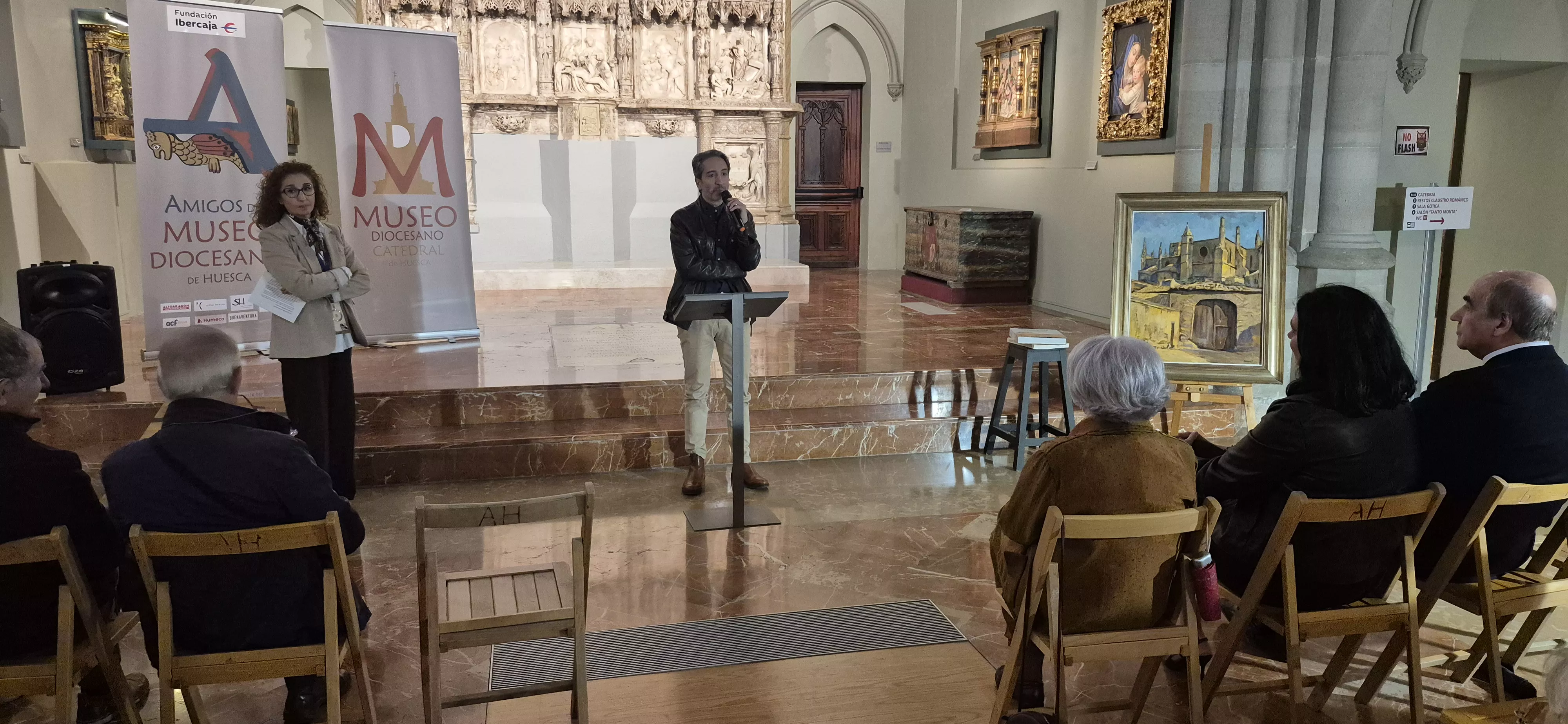 La familia de José María Lanzarote dona un cuadro del artista a la Catedral de Huesca. Foto Myriam Martínez