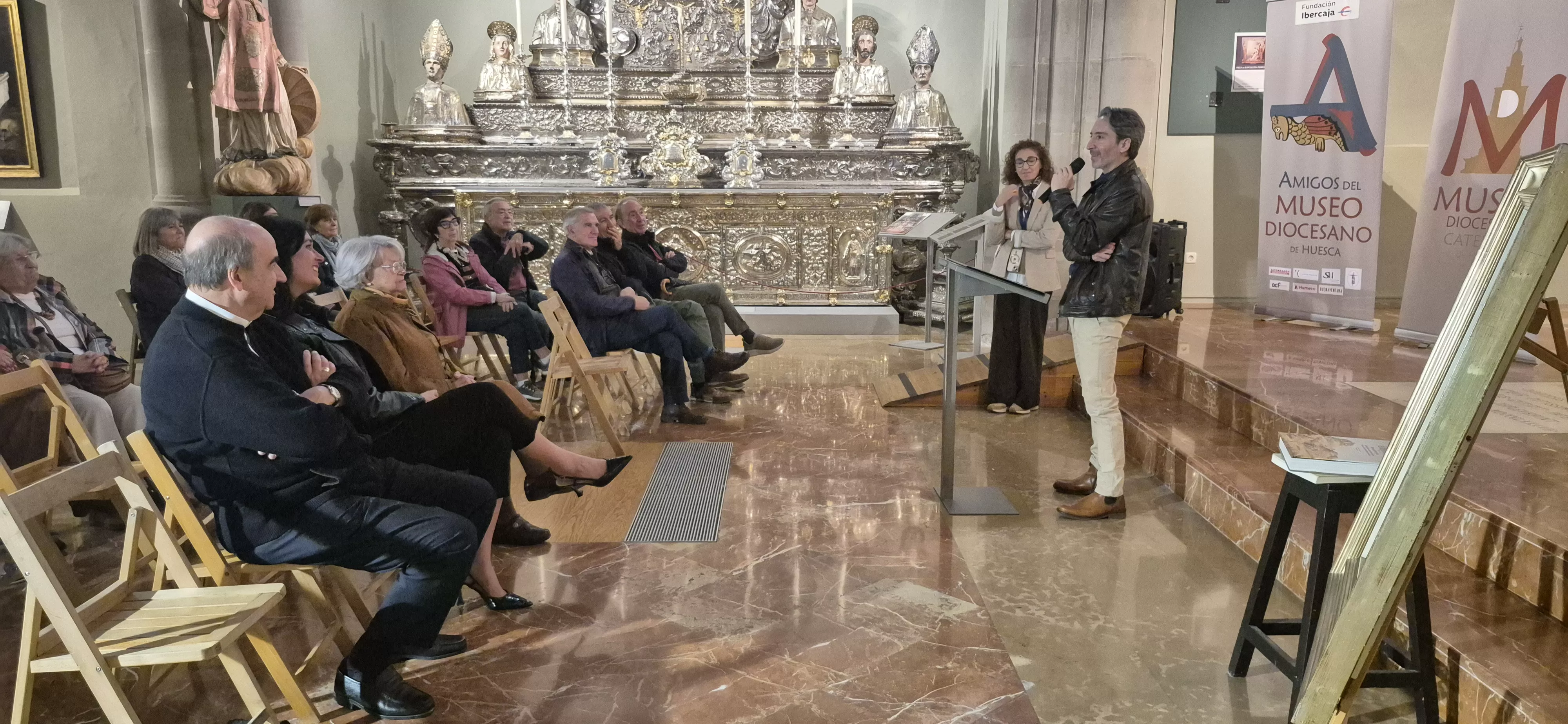 La familia de José María Lanzarote dona un cuadro del artista a la Catedral de Huesca. Foto Myriam Martínez