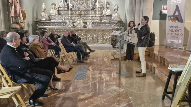 La familia de José María Lanzarote dona un cuadro del artista a la Catedral de Huesca. Foto Myriam Martínez La familia de José María Lanzarote dona un cuadro del artista a la Catedral de Huesca. Foto Myriam Martínez
