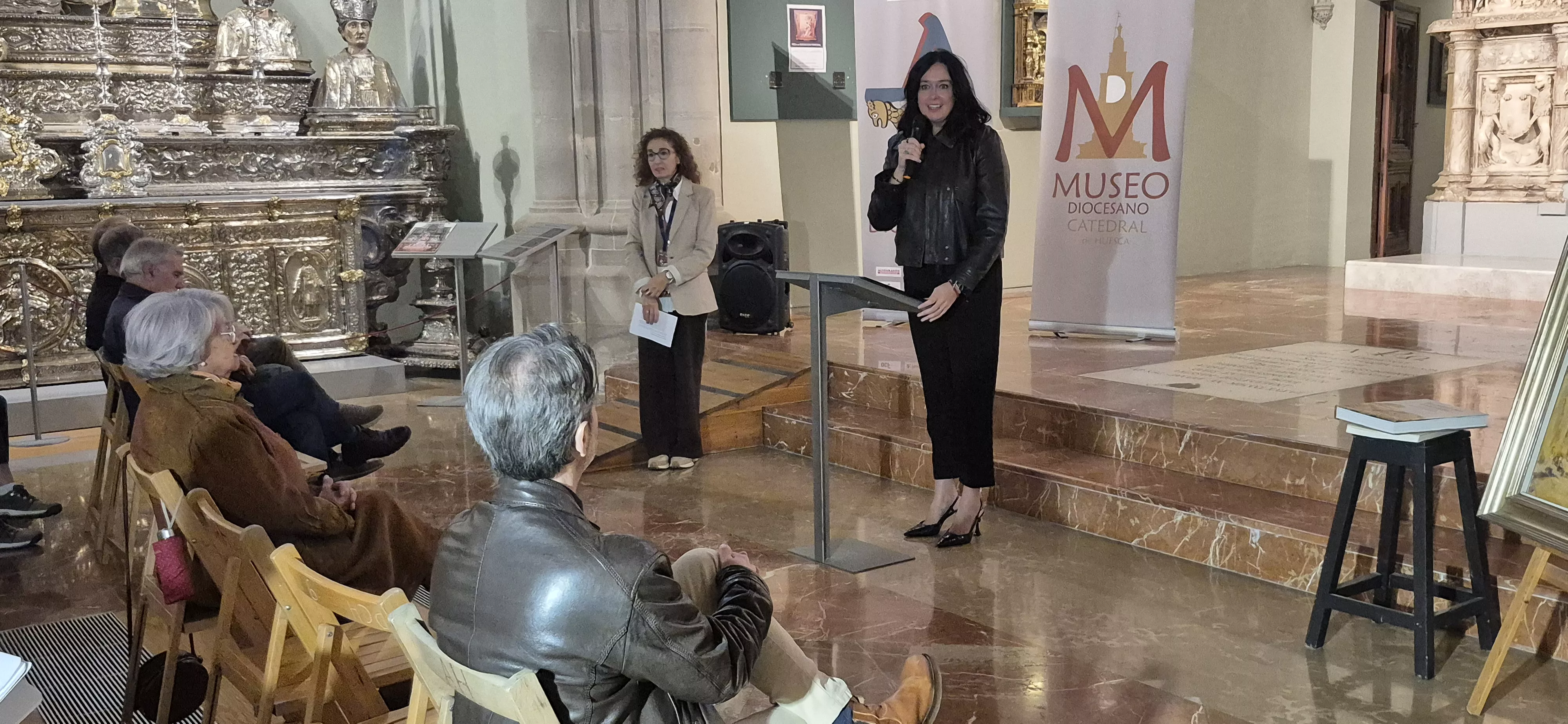 La familia de José María Lanzarote dona un cuadro del artista a la Catedral de Huesca. Foto Myriam Martínez