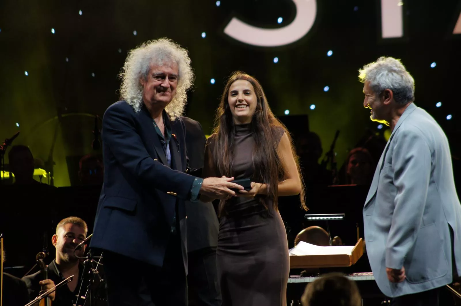 Valeria Corrales recogiendo la Medalla Junior Stephen Hawking.