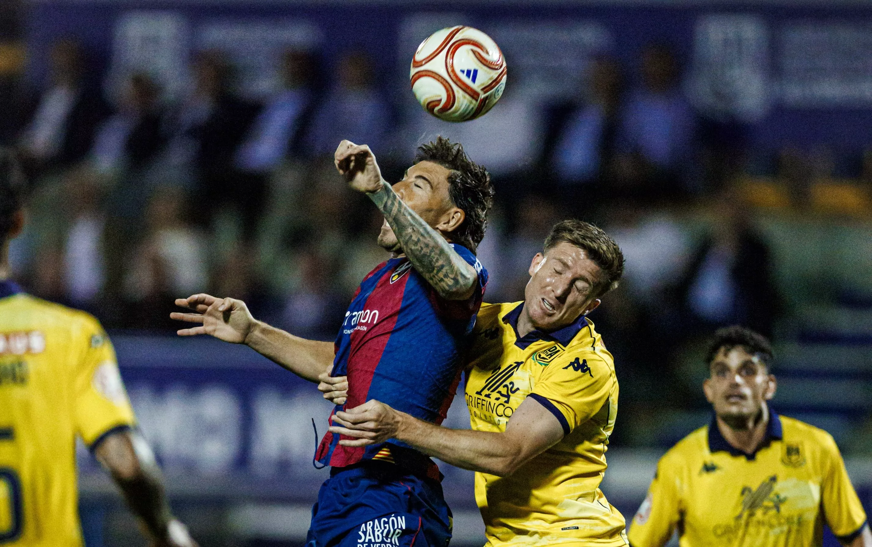 Sergi Enrich pelea un balón en el partido contra el Alcorcón. Ya se conoce el horario del Juventud Torremolinos - SD Huesca. Foto: SD Huesca