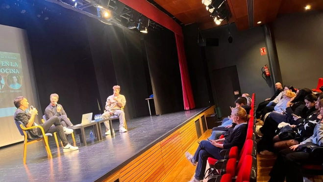Imagen de la charla en el Centro Cultural Manuel Benito Moliner. Imagen de la charla en el Centro Cultural Manuel Benito Moliner.