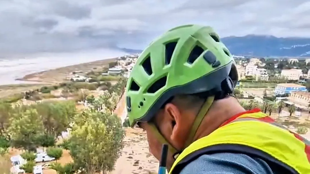 El "Cuco" de la Guardia Civil acude al rescate en la emergencia por la dana en Valencia.