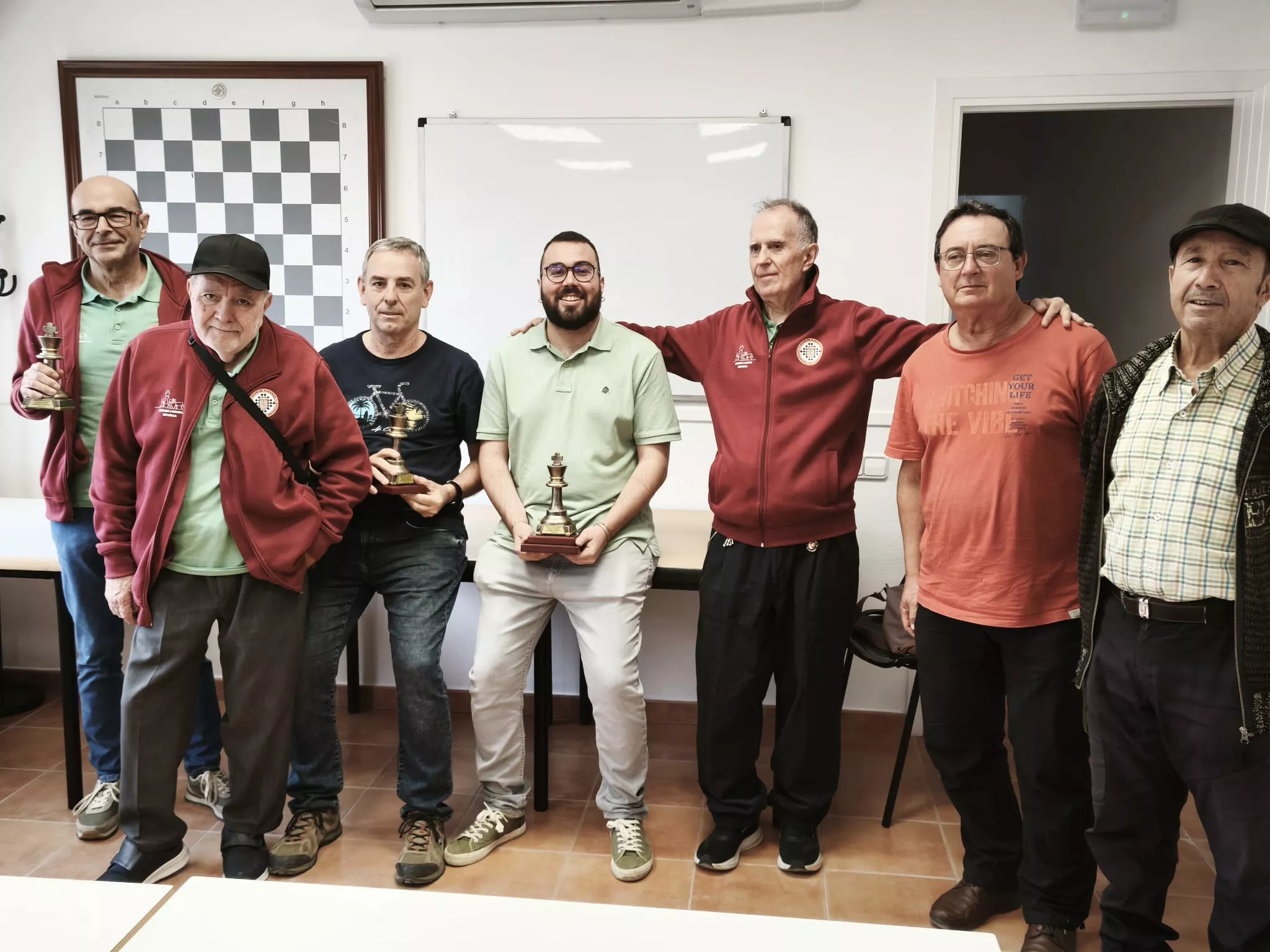 Los premiados en el Torneo 40 aniversario de L'Aurora, con Miguel Pellicer en el centro.
