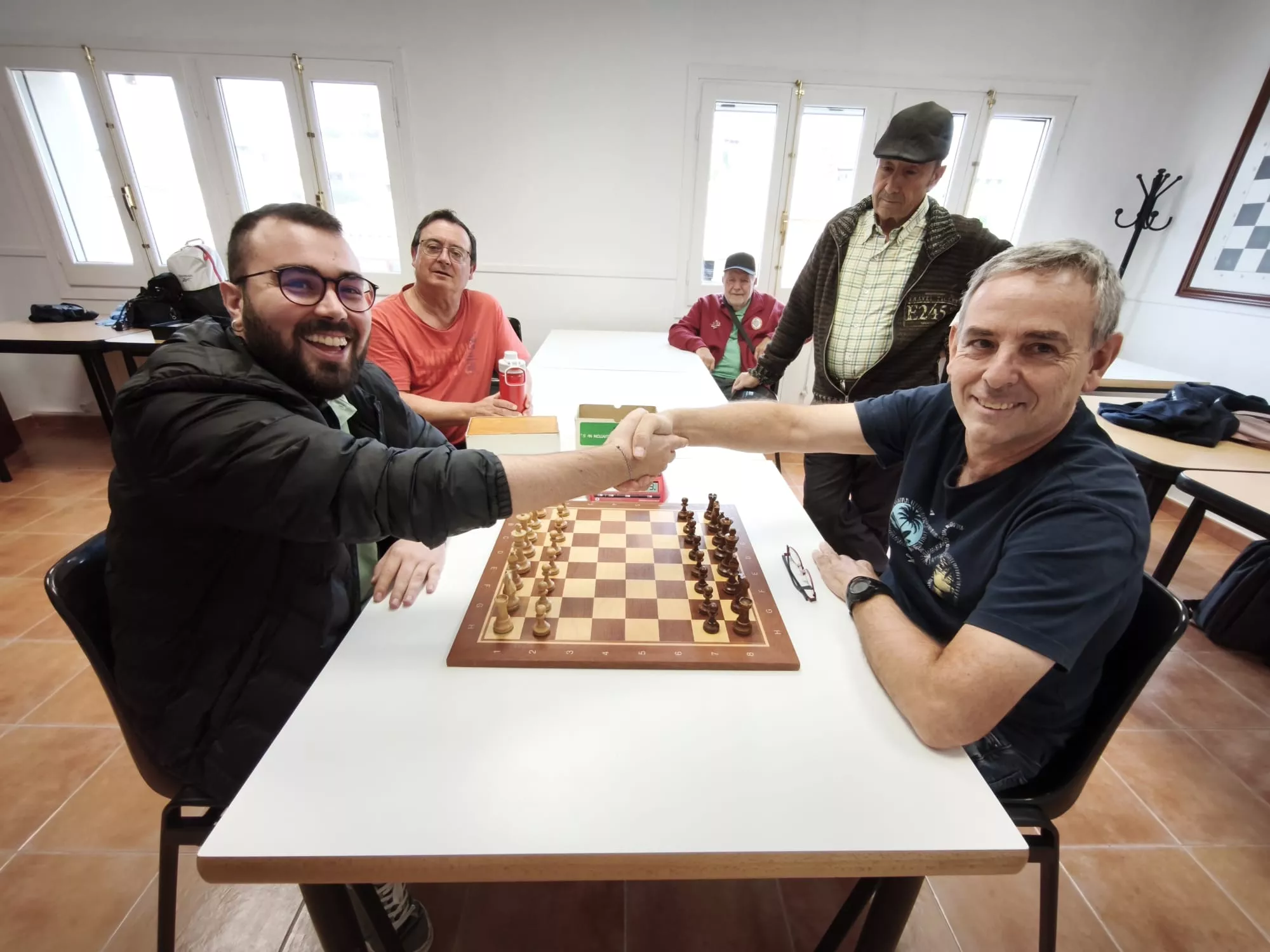 Miguel Pellicer (izquierda) cruza el saludo con Carlos Félez tras la partida decisiva del torneo social de L'Aurora.