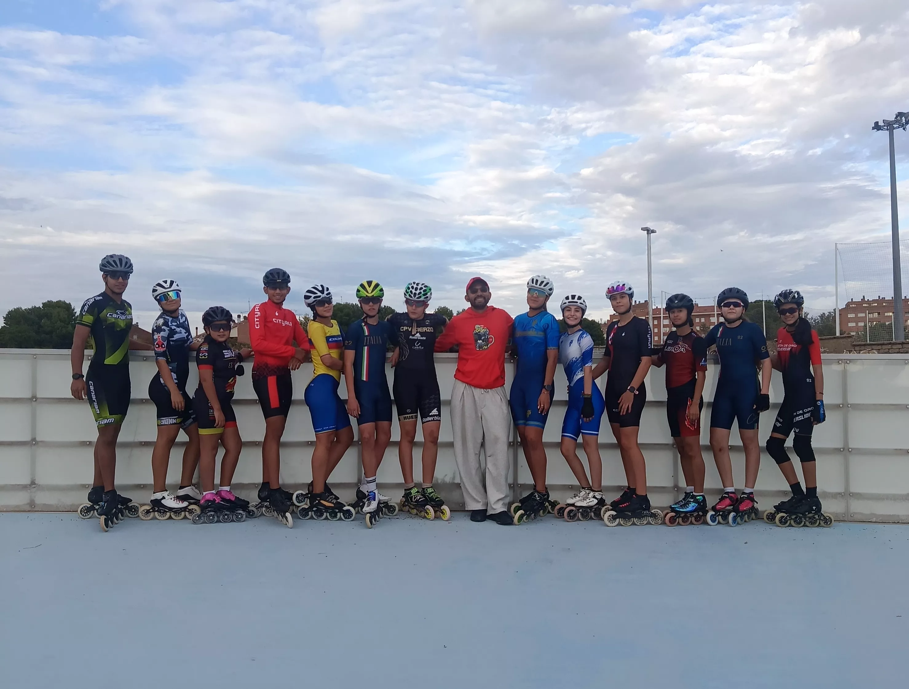 De izquierda a derecha: José Fernando, Emilia, Noelia, Alejandro, Camila, Johan, Carla, Diego, María Paula, Estela, Daniela, Amy, Victoria y Annie. 