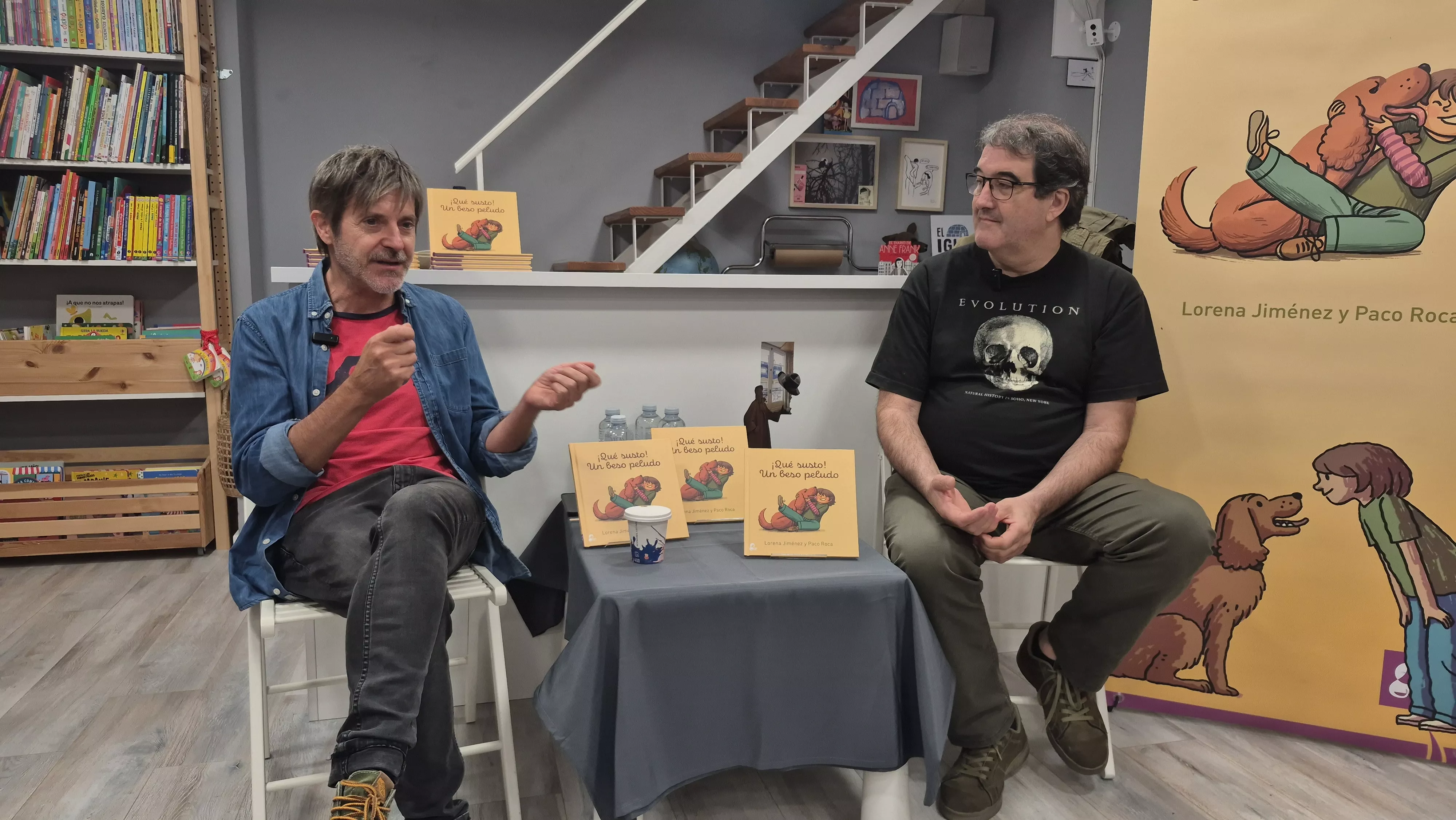 Paco Roca y Daniel Viñaules, presentando "¡Qué susto! Un beso peludo" en la librería El Iglú. Foto Myriam Martínez