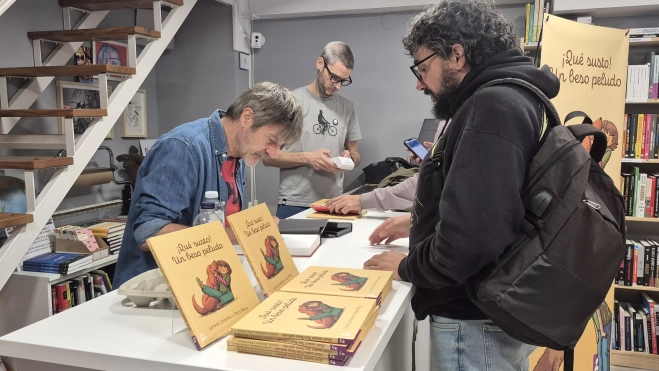 Presentación de "¡Qué susto! Un beso peludo" de Lorena Jiménez y Paco Roca. Foto Myriam Martínez Presentación de "¡Qué susto! Un beso peludo" de Lorena Jiménez y Paco Roca. Foto Myriam Martínez