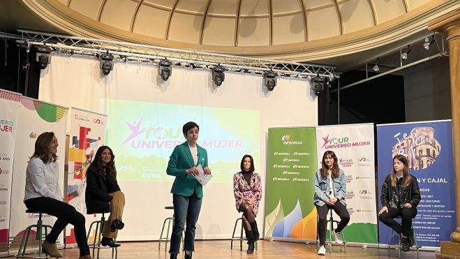 Un momento de la mesa redonda en el IES Ramón y Cajal. Foto: A. Mora Un momento de la mesa redonda en el IES Ramón y Cajal. Foto: A. Mora