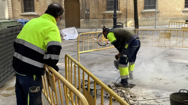 Trabajos para la instalación de la reproducción de la Boca de la Verdad. Trabajos para la instalación de la reproducción de la Boca de la Verdad.