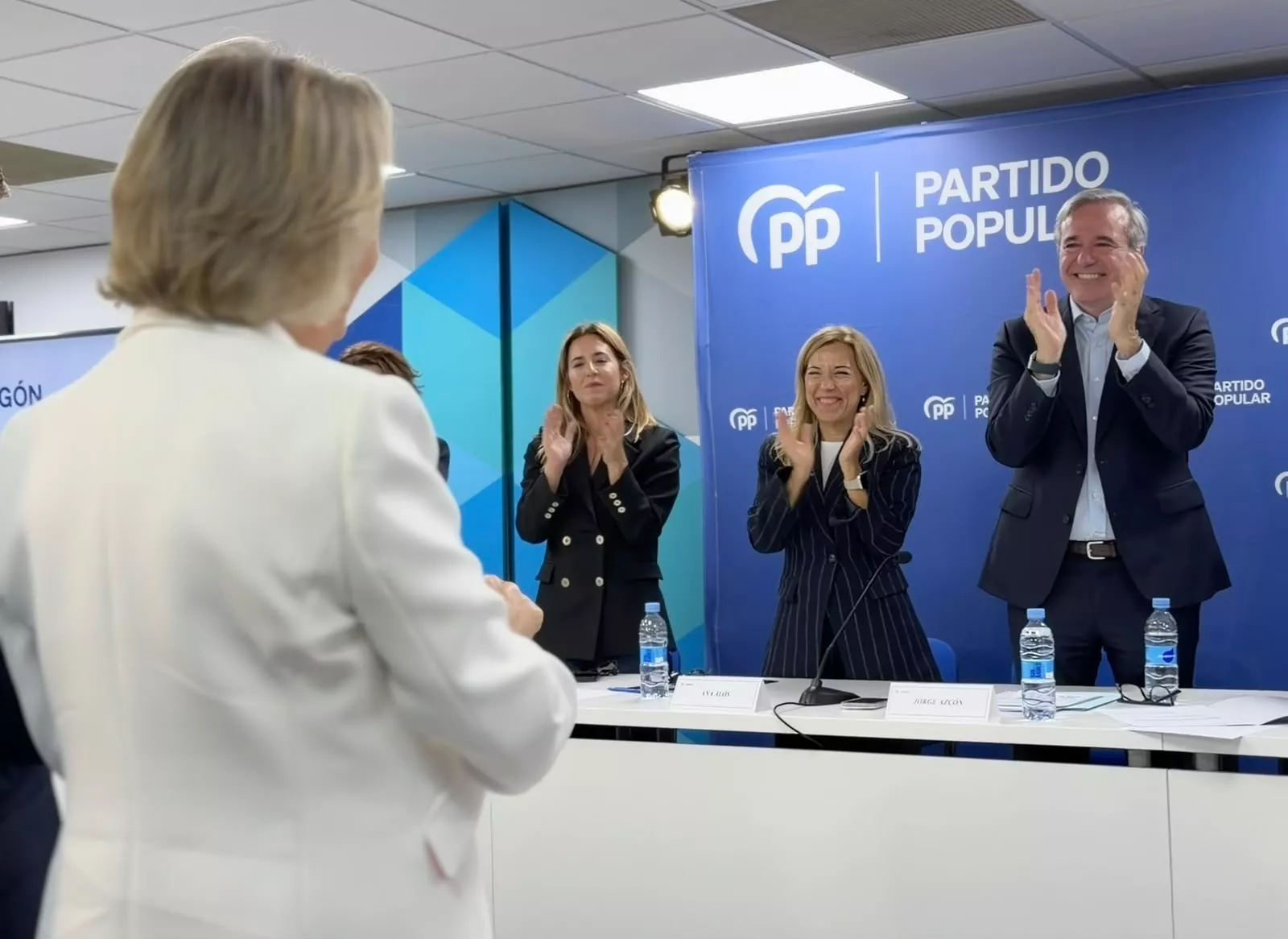 Ana Alós, en el centro de la imagen en la Junta Directiva del PP de Aragón.