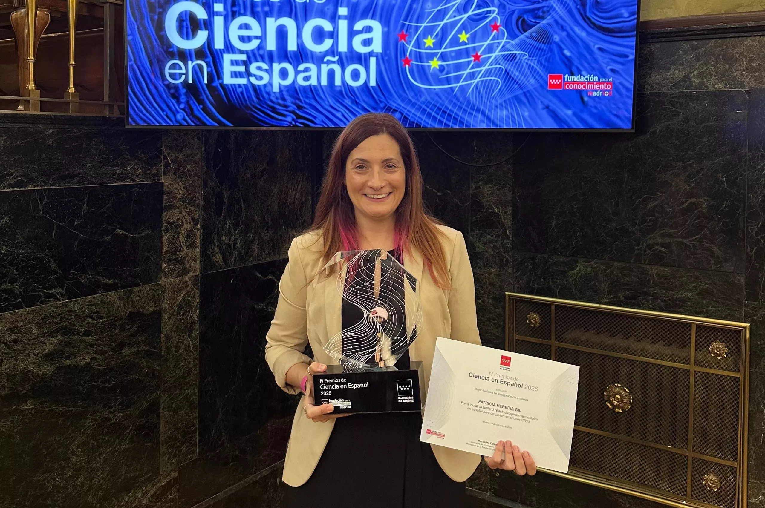 Patricia Heredia recibe el premio a la Mejor Iniciativa de Divulgación de la Ciencia.