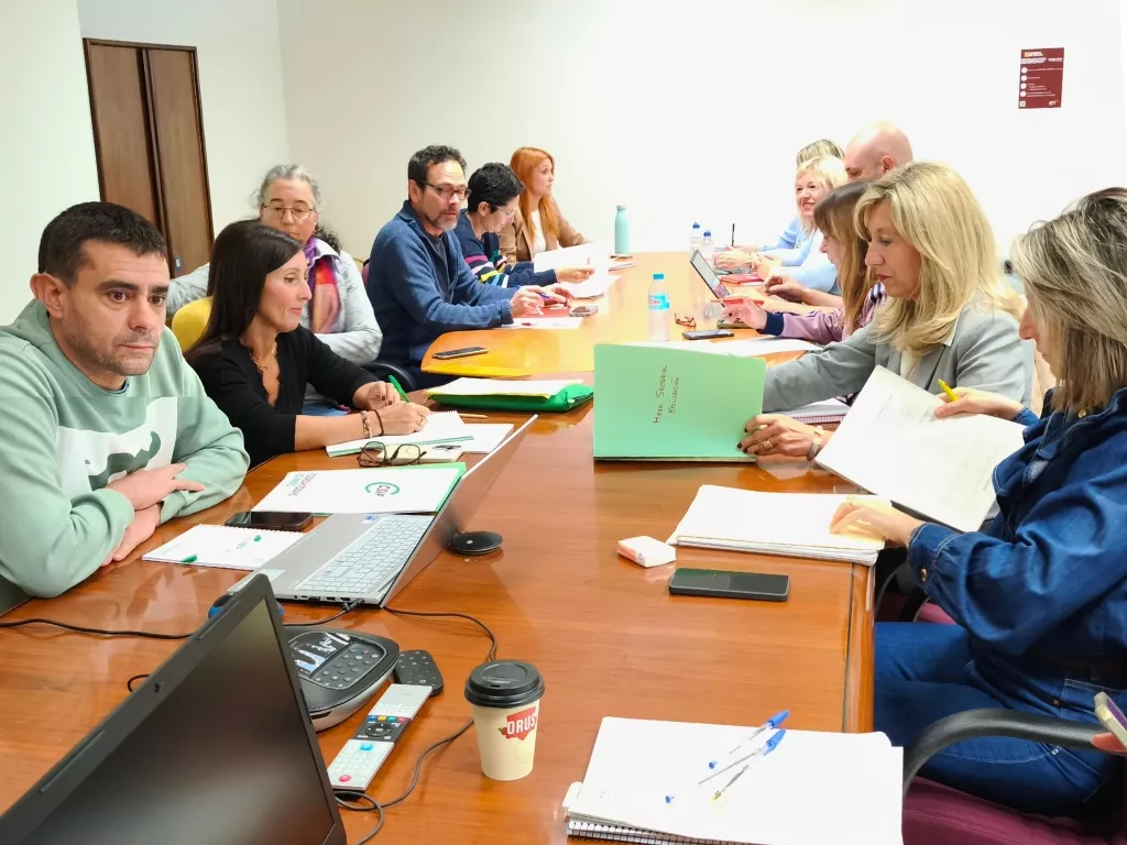 Educación y los sindicatos acuerdan convocar 900 plazas docentes para las oposiciones de 2027.