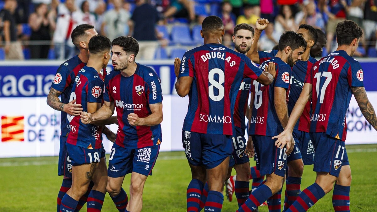 Jugadores del Huesca celebran el gol de Sielva ante el Sant Andreu, en el primer partido en El Alcoraz del curso. 
