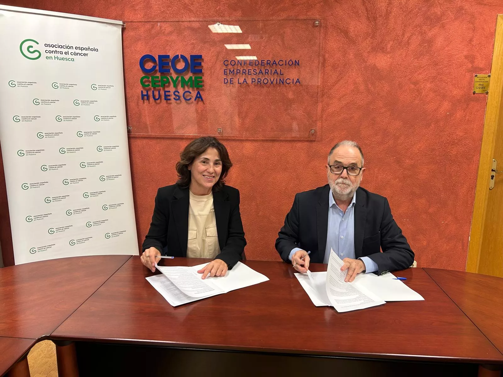 Avelina Bellostas, presidenta de Ceoe Cepyme Huesca, y José Manuel Ramón y Cajal, presidente de la AECC en Huesca.
