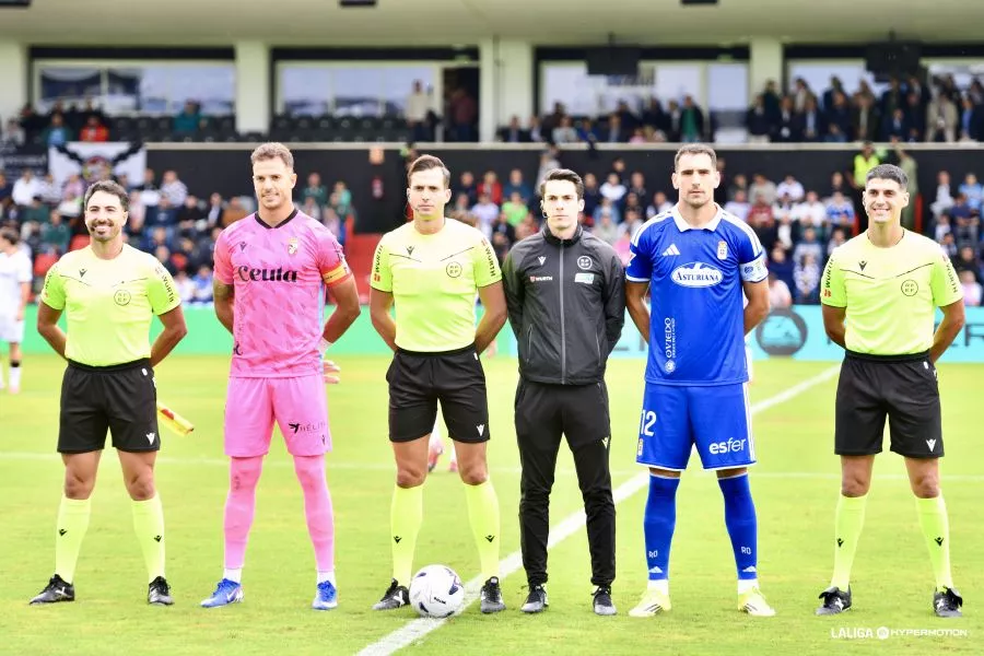 Dani Calvo en el Ceuta-Oviedo, en la foto tradicional de árbitros y capitanes. Foto: LaLiga Dani Calvo en el Ceuta-Oviedo, en la foto tradicional de árbitros y capitanes. Foto: LaLiga