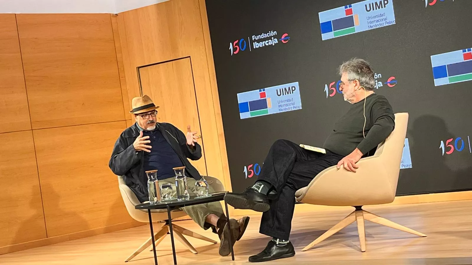 Ali Lmrabet conversa con Enrique Serveto en una charla de la UIMP-Pirineos en Huesca.