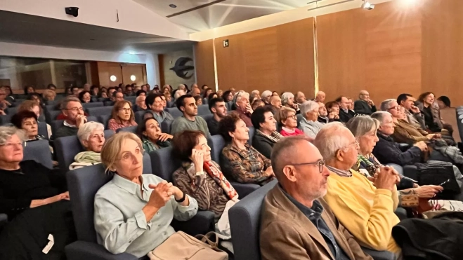 El público llenó el salón de actos de Fundación Ibercaja. Foto Mercedes Manterola El público llenó el salón de actos de Fundación Ibercaja. Foto Mercedes Manterola