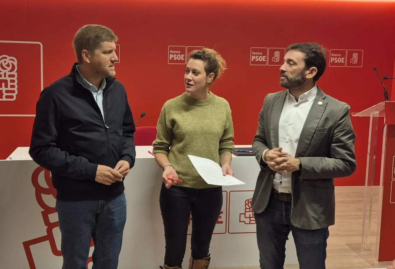 El diputado Marcel Iglesias y los alcaldes de Biescas, Lorena Cajal, y Aínsa, Enrique Pueyo.