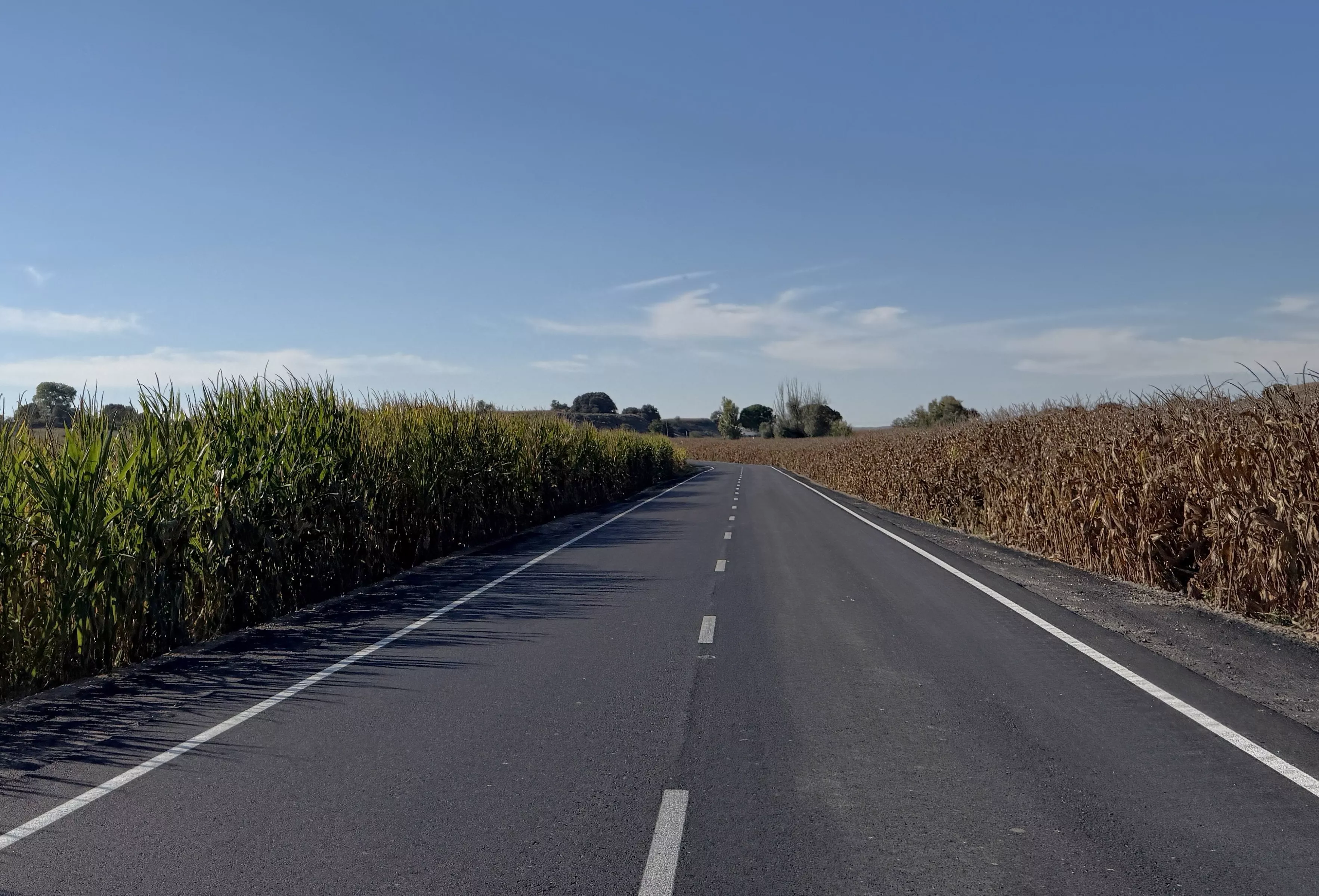 La carretera de acceso a Barbués gana anchura y seguridad tras una inversión de 343.000 euros.