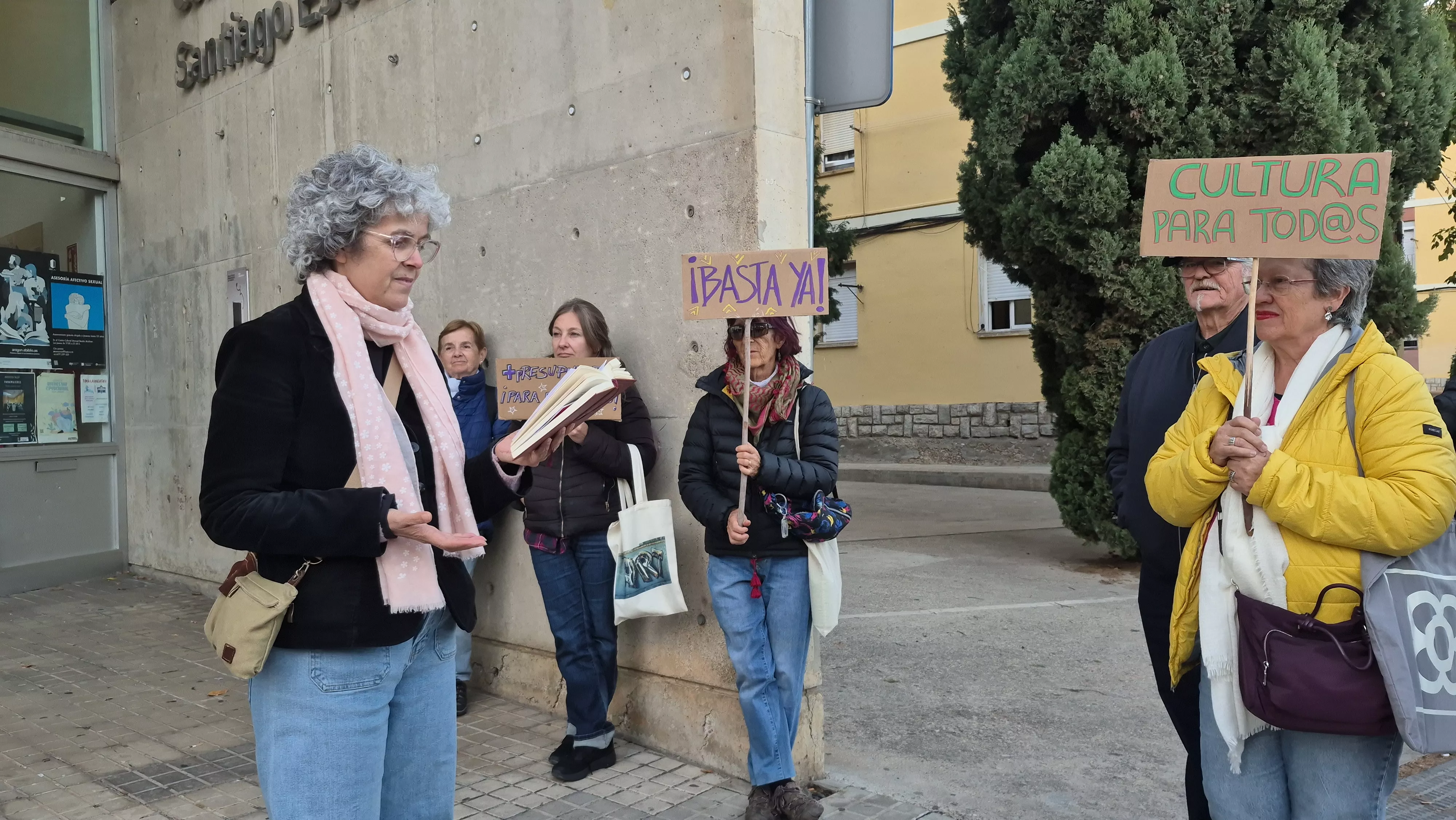 Performance "Libros secuestrados" en la biblioteca Ramón J. Sender. Foto Myriam Martínez