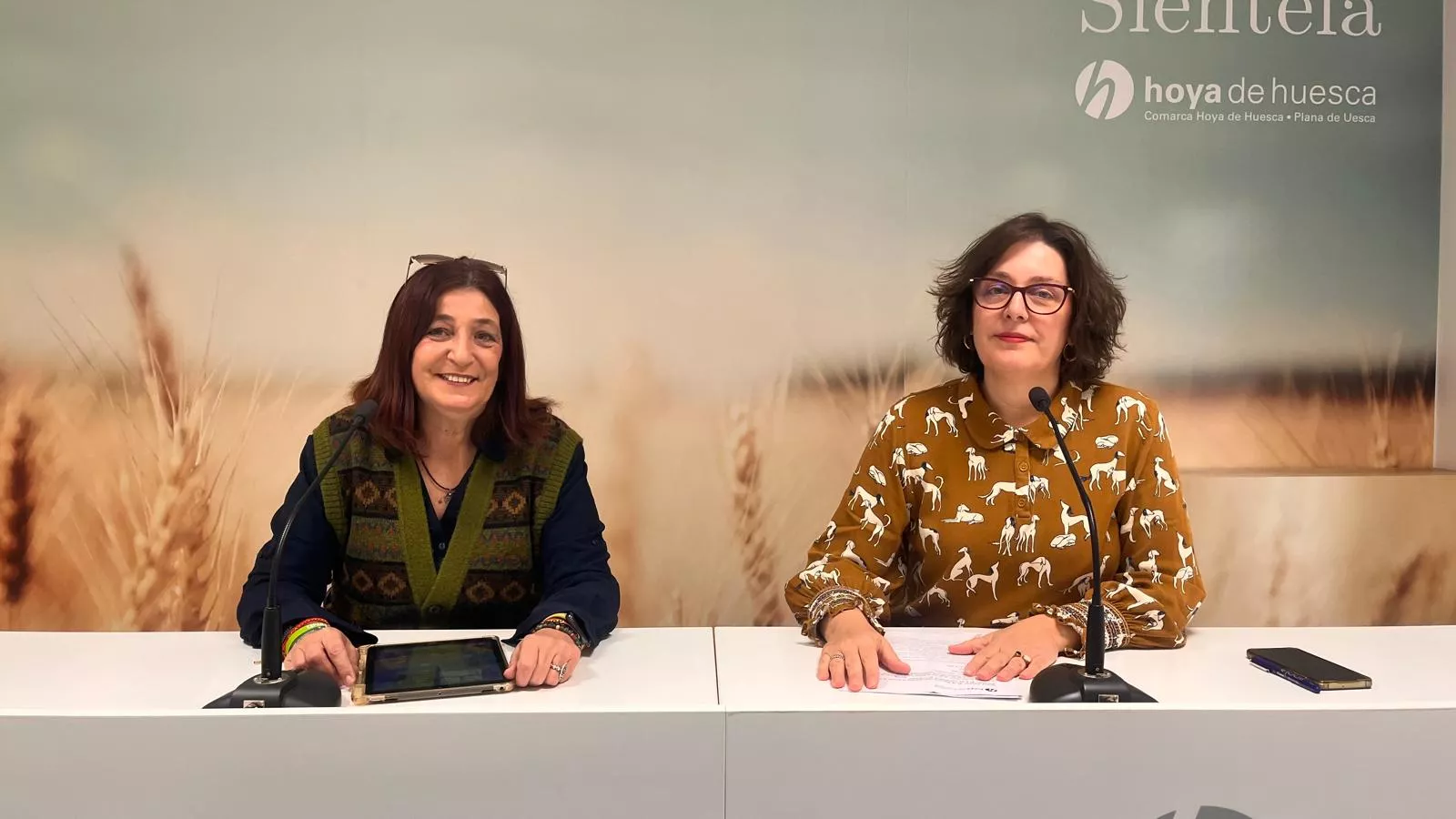 Susana Magán y María Ángeles Sanmartín ha presentado en la sede de La Hoya la Marcha senderista teatralizada "As Almetas".