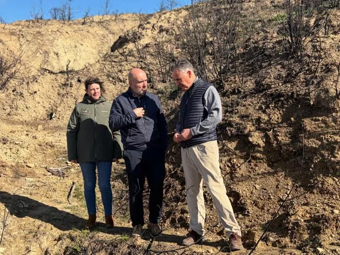 El consejero de Medio Ambiente y Turismo, Luis Biendicho, junto a la directora general de Gestión Forestal, Ana Oliván, y el director provincial de Medio Ambiente en Huesca, Fran Gómez, este miércoles en Alastuey.