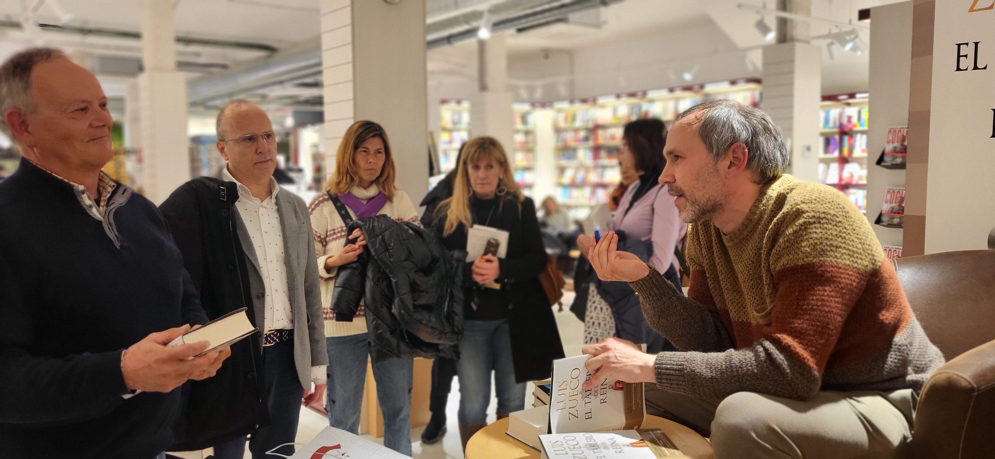 Presentación en Santos Ochoa de "El tablero de la reina" de Luis Zueco