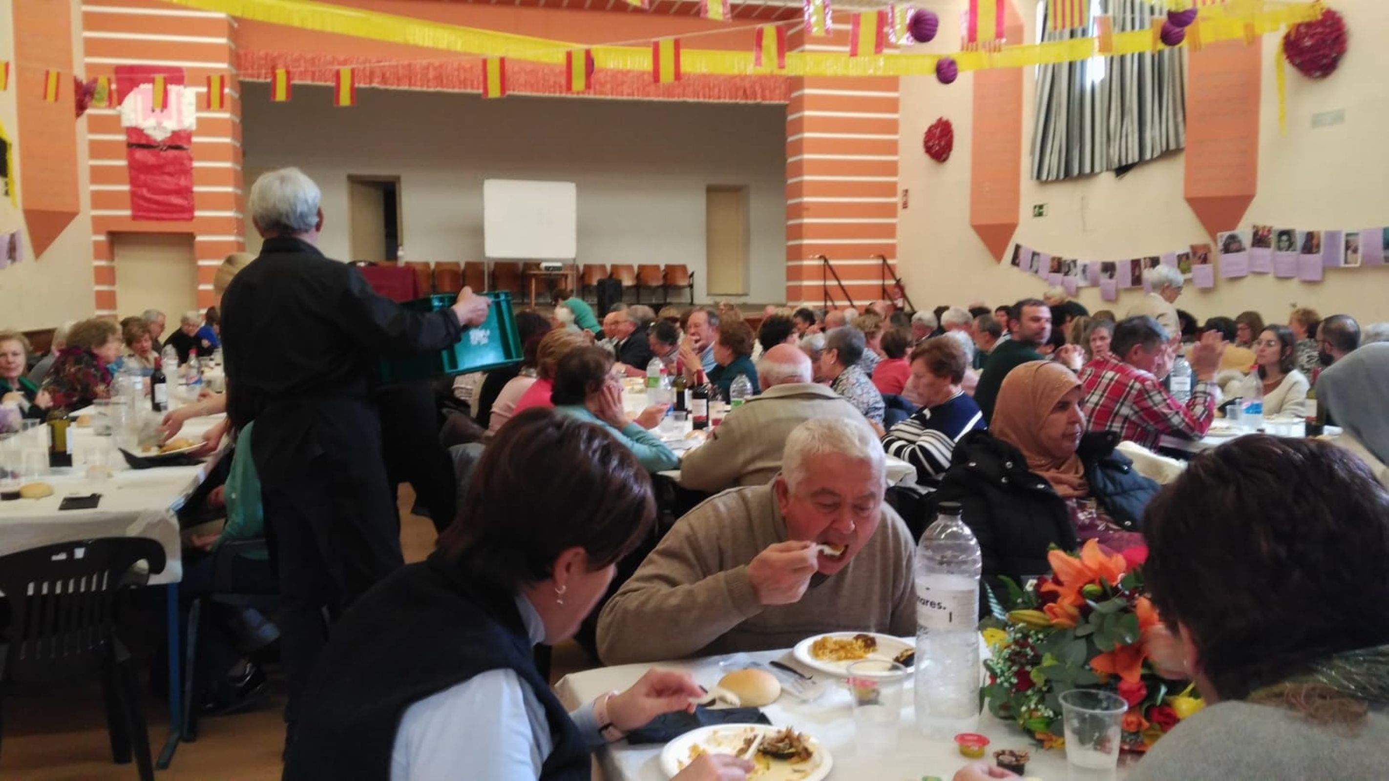 Disfrutando de los buenos alimentos en la jornada de convivencia.