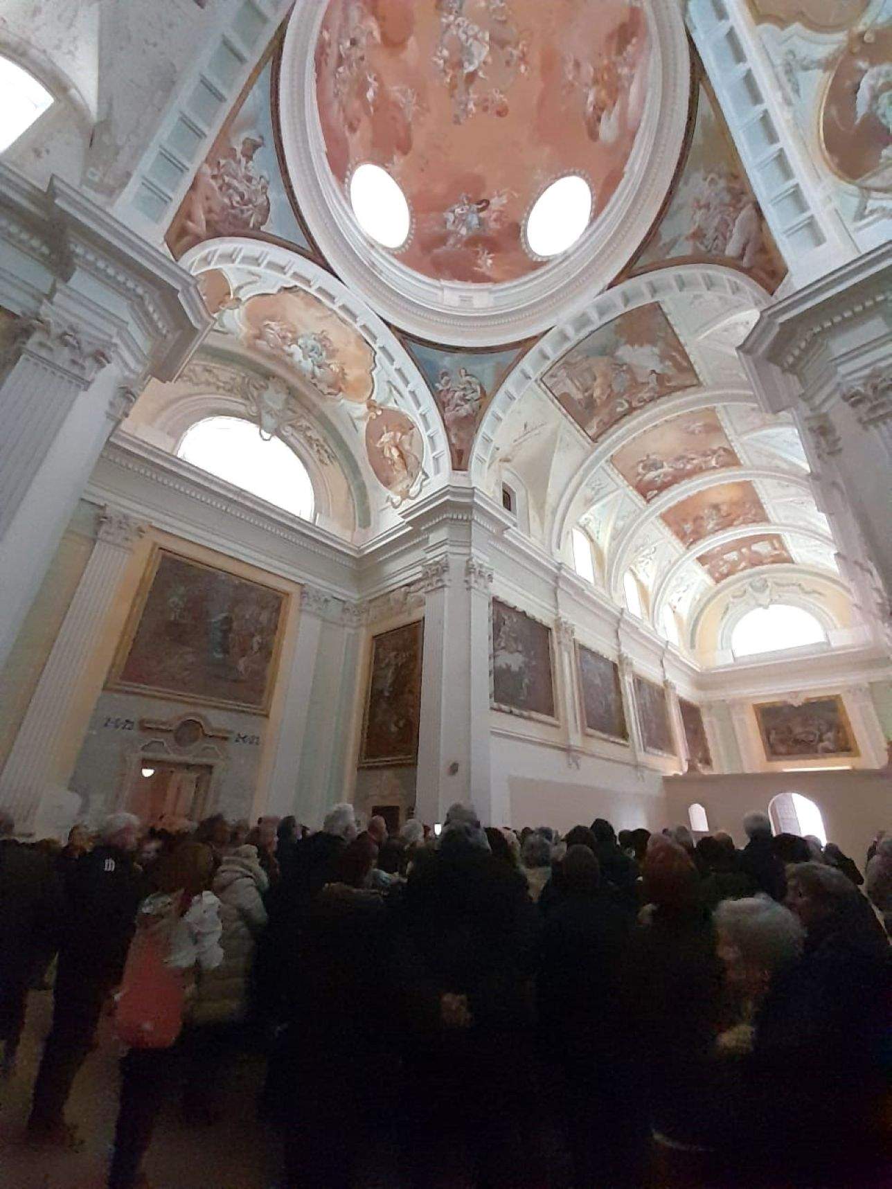 Bajo los imponentes frescos de La Cartuja de las Fuentes