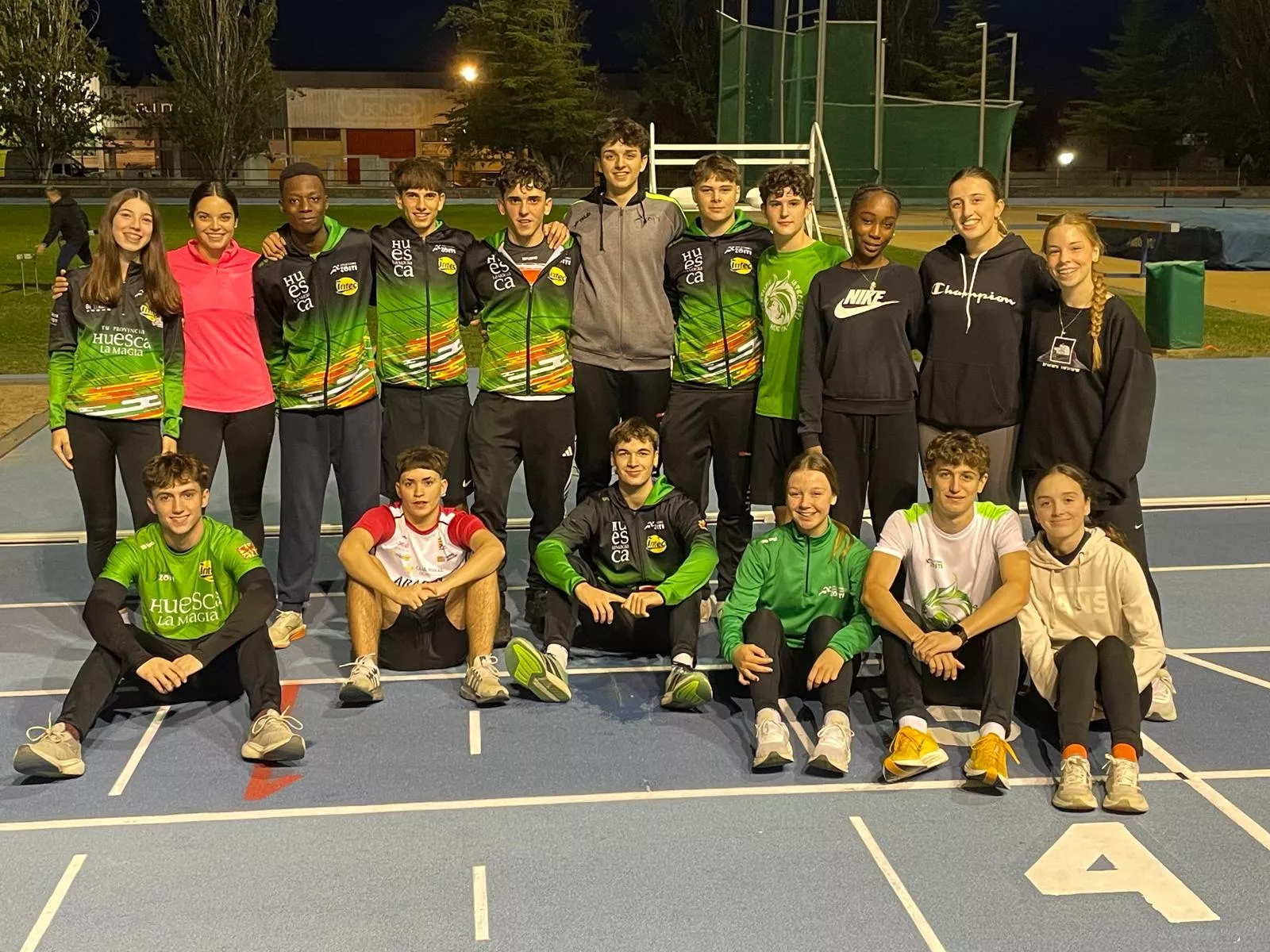 Grupo de atletas Sub-20 tras el entrenamiento del jueves.