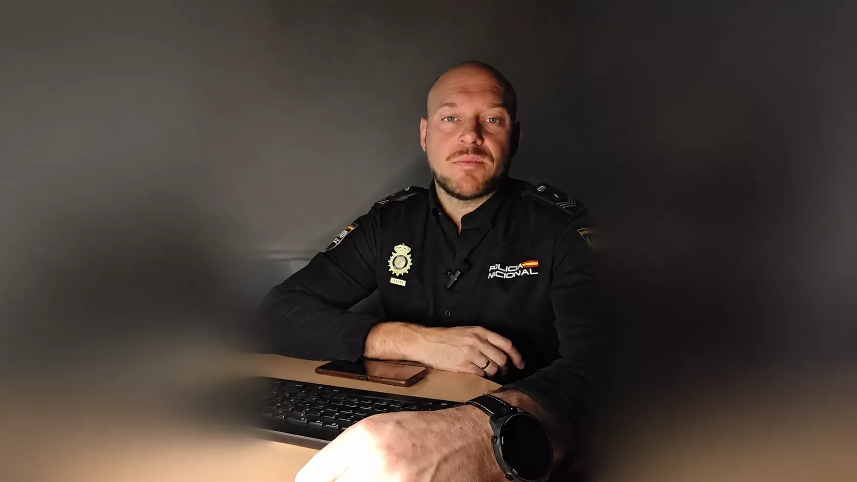 La Policía Nacional alerta sobre los perfiles "curis" que humillan a alumnos y profesores.