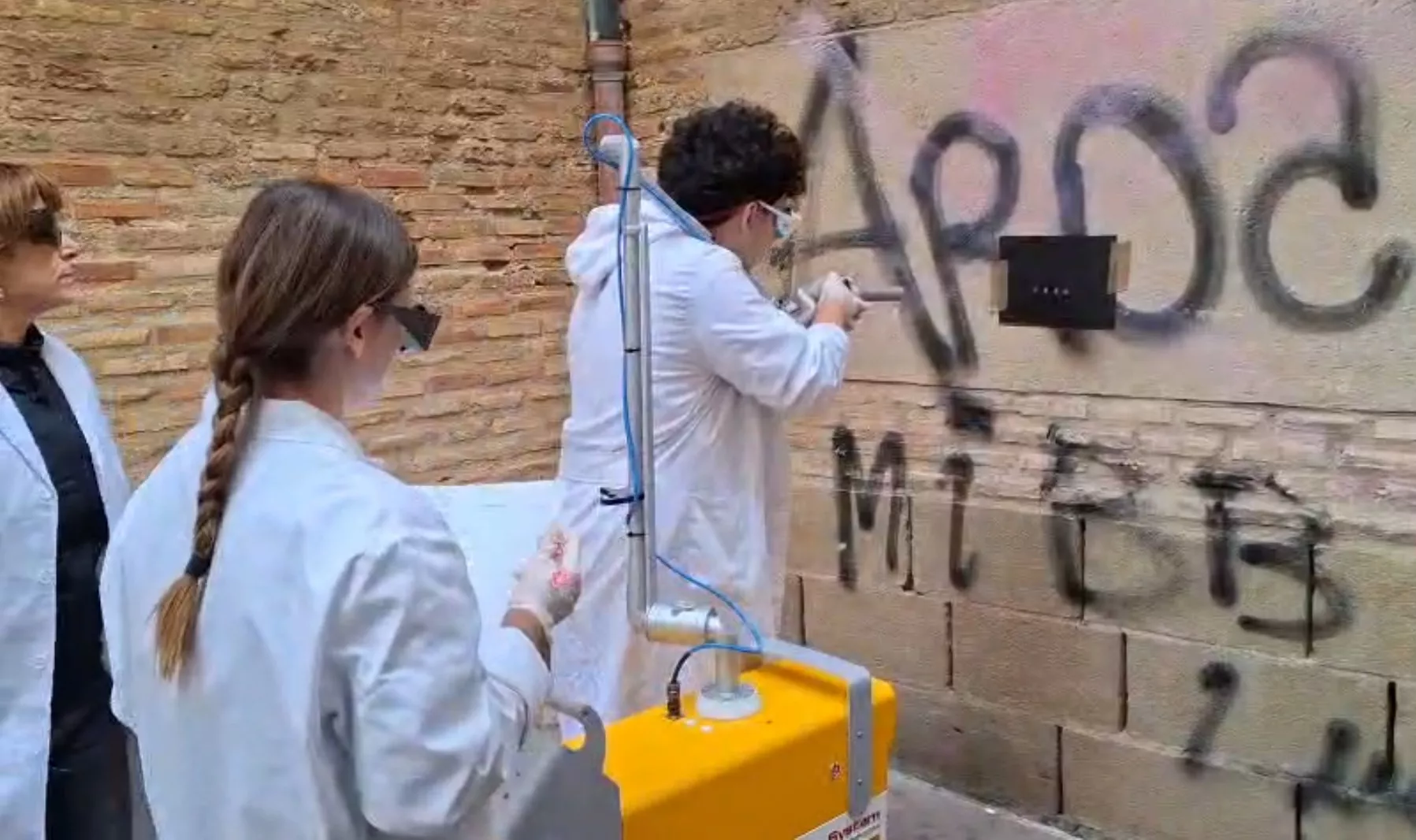 Alumnado de la Escuela Superior de Conservación y Restauración de Bienes Culturales de Aragón trabaja en la fachada de la iglesia de Santo Domingo.