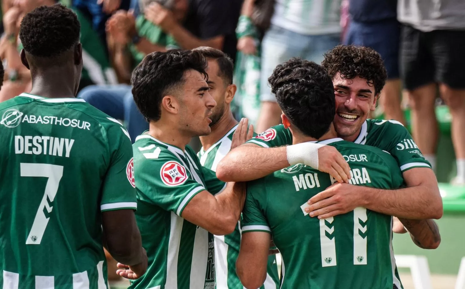 Jugadores del Antequera en un partido. Abraham Paz, entrenador del Antequera: "El Huesca es uno de los favoritos para ascender".