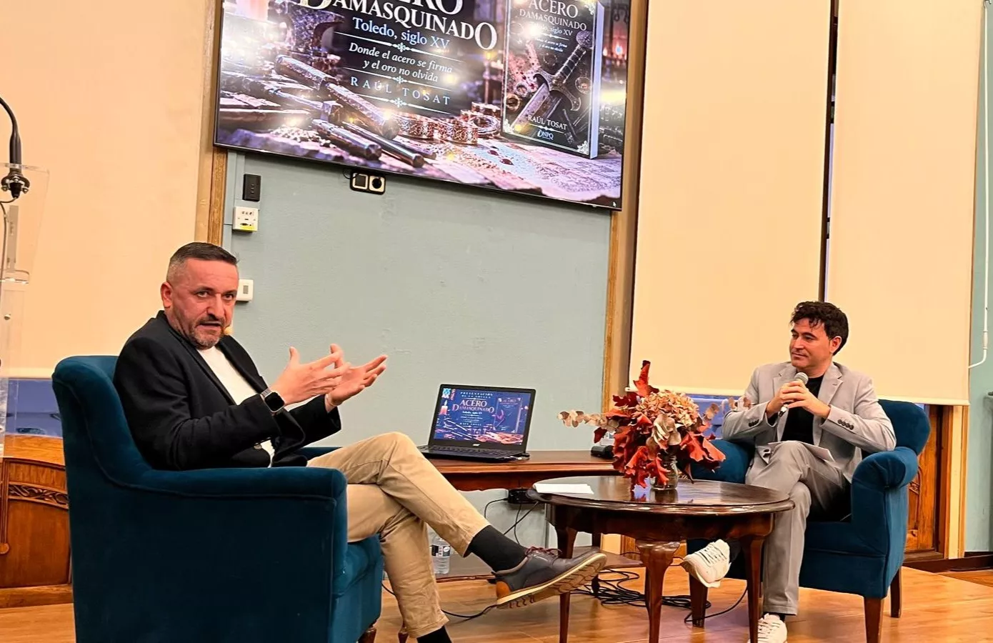 Raúl Tosat con Pablo Barrantes en la presentación de su novela en el Casino de Huesca. Foto Mercedes Manterola