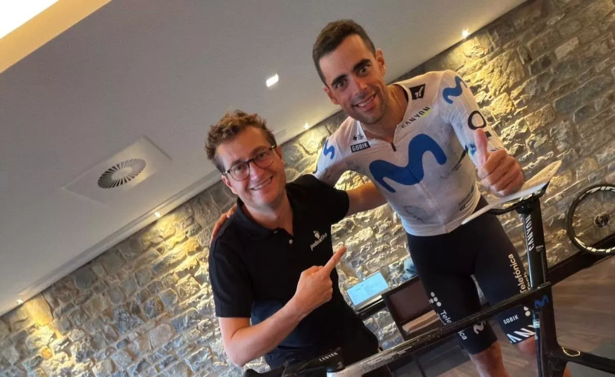 Javier Alfaro, de Podoactiva, junto al altoaragonés Jorge Arcas, corredor de Movistar.