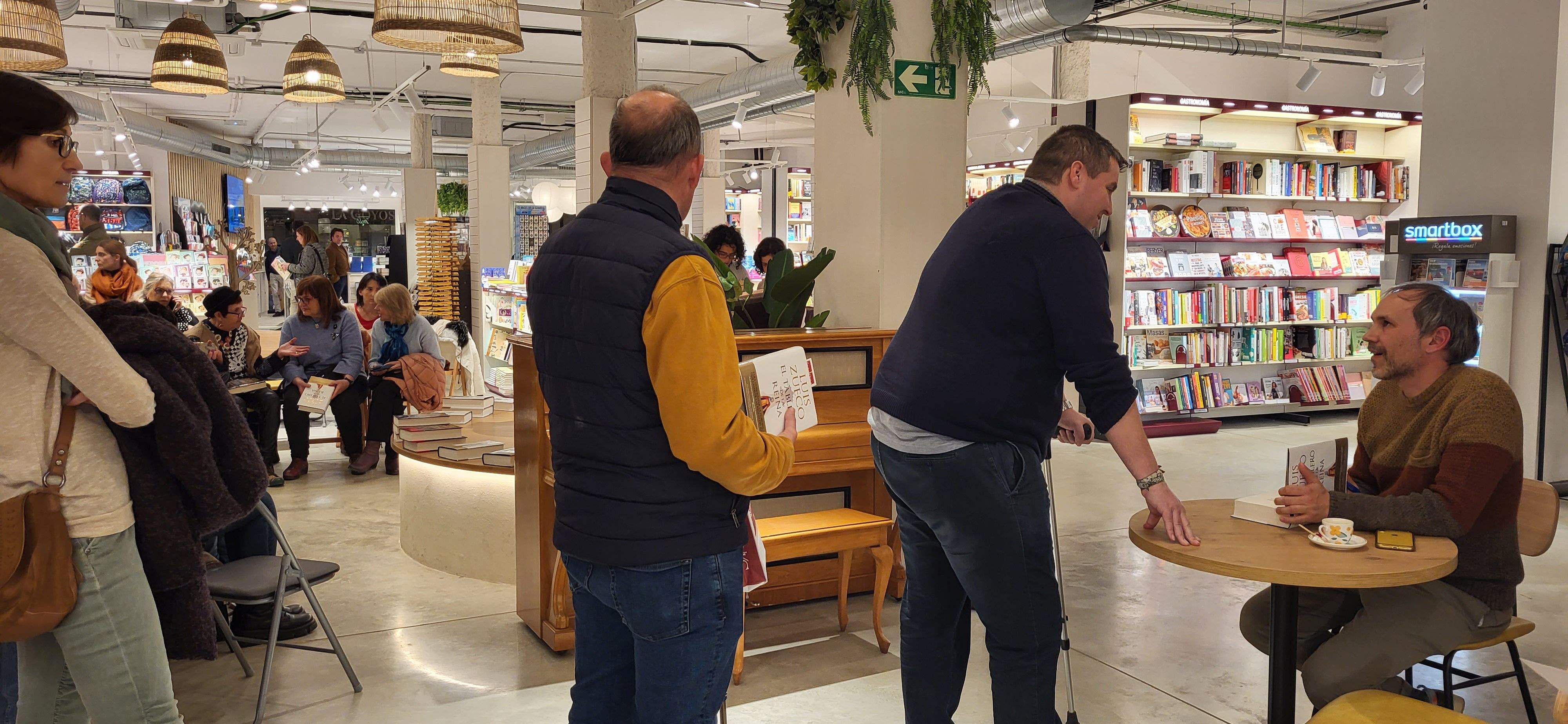 Presentación en Santos Ochoa de "El tablero de la reina" de Luis Zueco