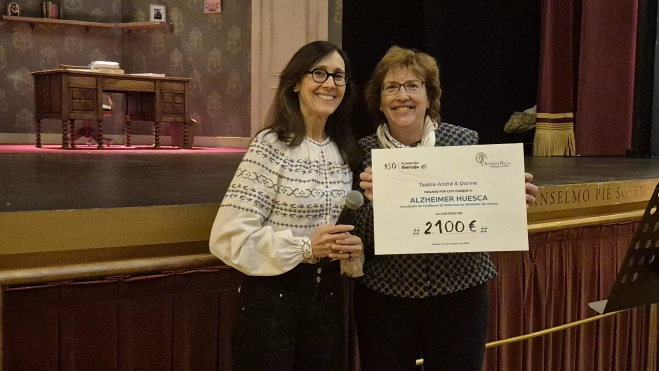Entrega del cheque de la Fundación Ibercaja a Alzhéimer Huesca previa a la función "André y Dorine". Foto Myriam Martínez Entrega del cheque de la Fundación Ibercaja a Alzhéimer Huesca previa a la función "André y Dorine". Foto Myriam Martínez