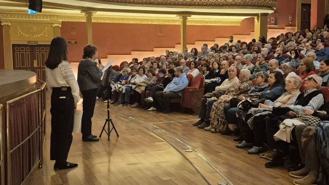 Entrega del cheque de la Fundación Ibercaja a Alzhéimer Huesca previa a la función "André y Dorine". Foto Myriam Martínez Entrega del cheque de la Fundación Ibercaja a Alzhéimer Huesca previa a la función "André y Dorine". Foto Myriam Martínez