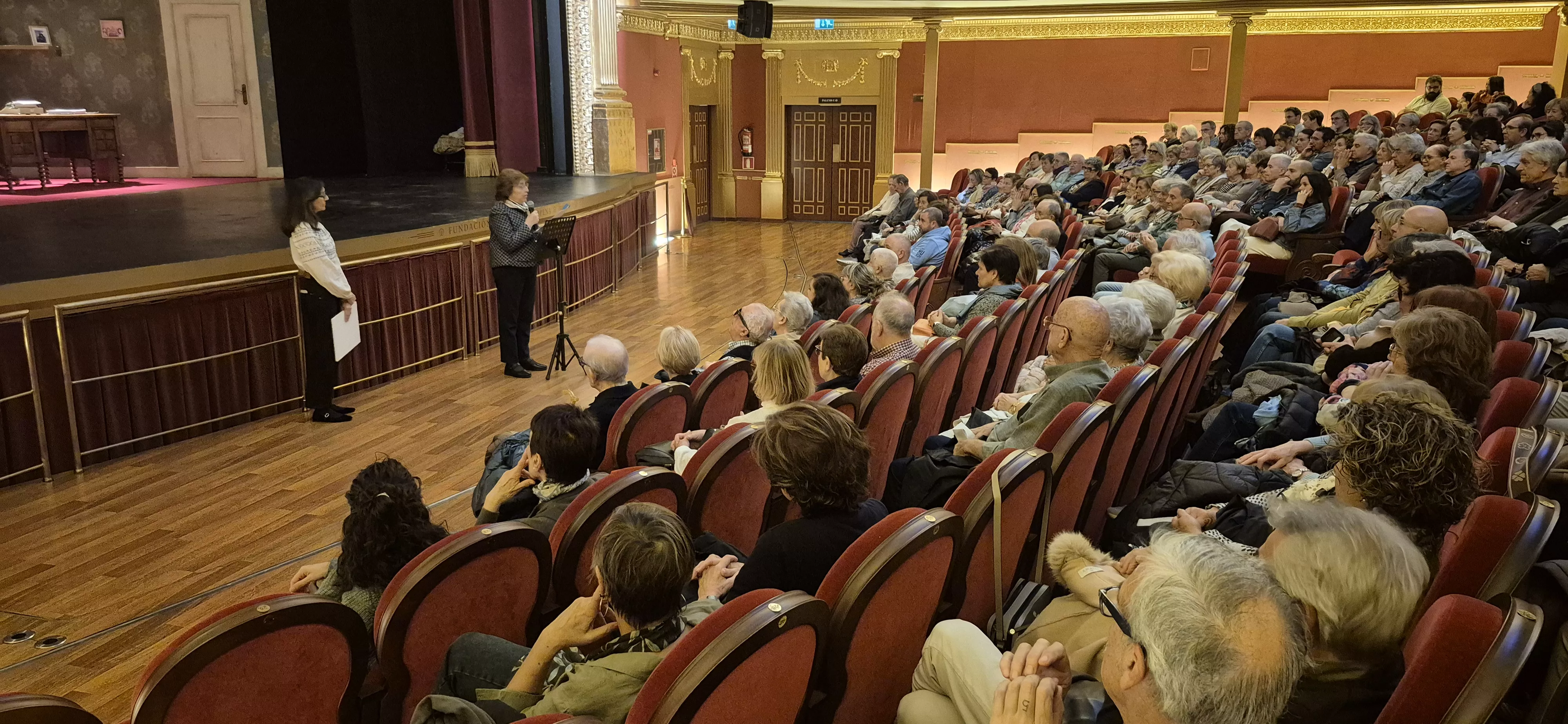 Entrega del cheque de la Fundación Ibercaja a Alzhéimer Huesca previa a la función "André y Dorine". Foto Myriam Martínez