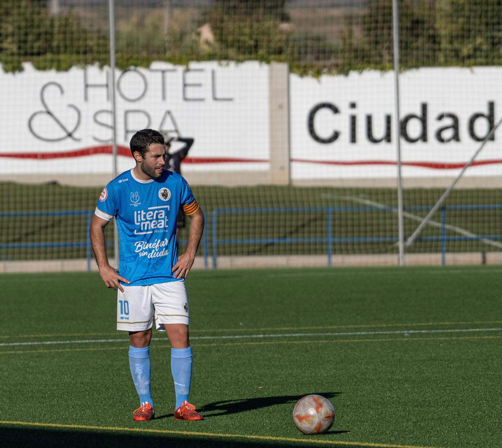 Chicho Barreda porta el brazalete de capitán en un partido con el CD Binéfar.