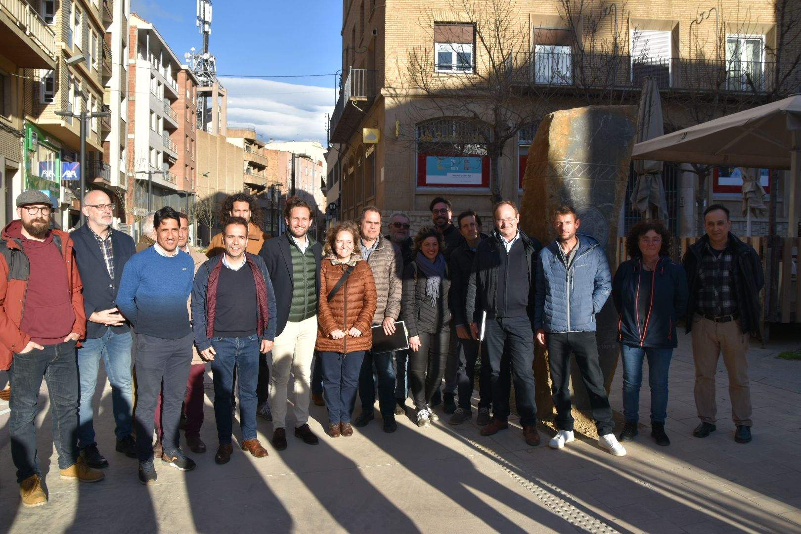 Asistentes a la inauguración de las obras de rehabilitación de la avenida del Pilar y la calle Santa Bárbara.