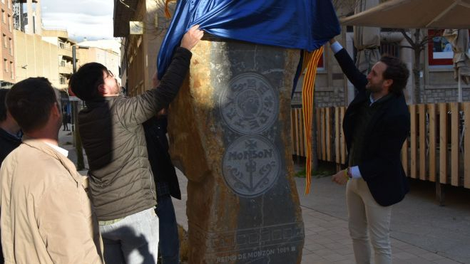 Descubren el nuevo monolito que se ha instalado en el paseo. Descubren el nuevo monolito que se ha instalado en el paseo.