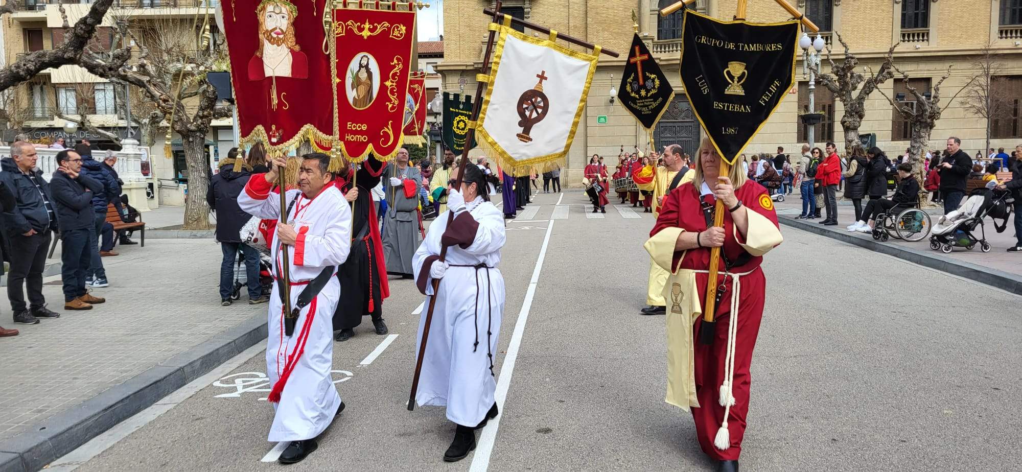 Encuentro en la Plaza de Navarra del Certamen de Bandas de Huesca