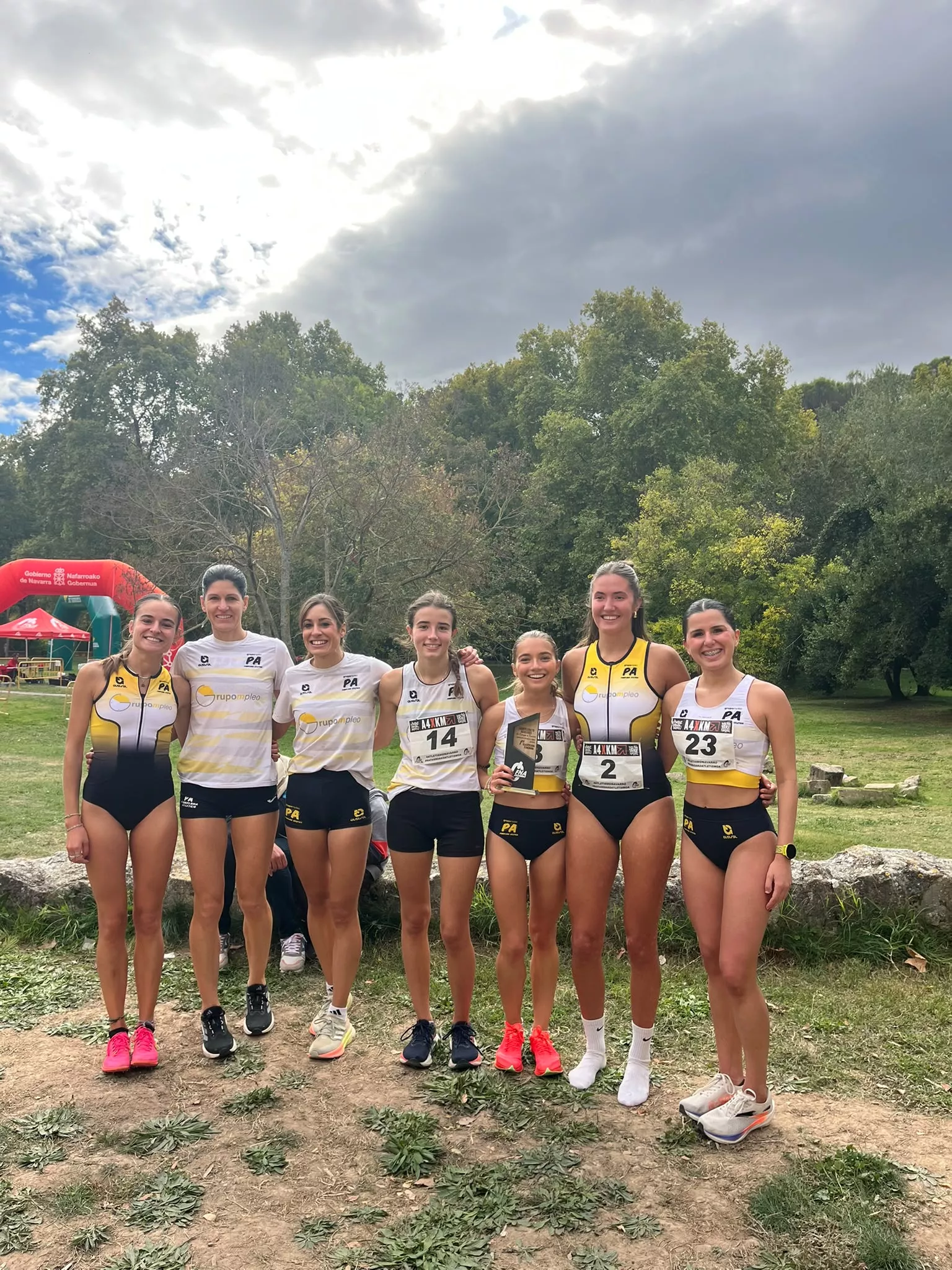 Eva Rico, primera por la derecha, con su equipo en Estella. Eva Rico, primera por la derecha, con su equipo en Estella.