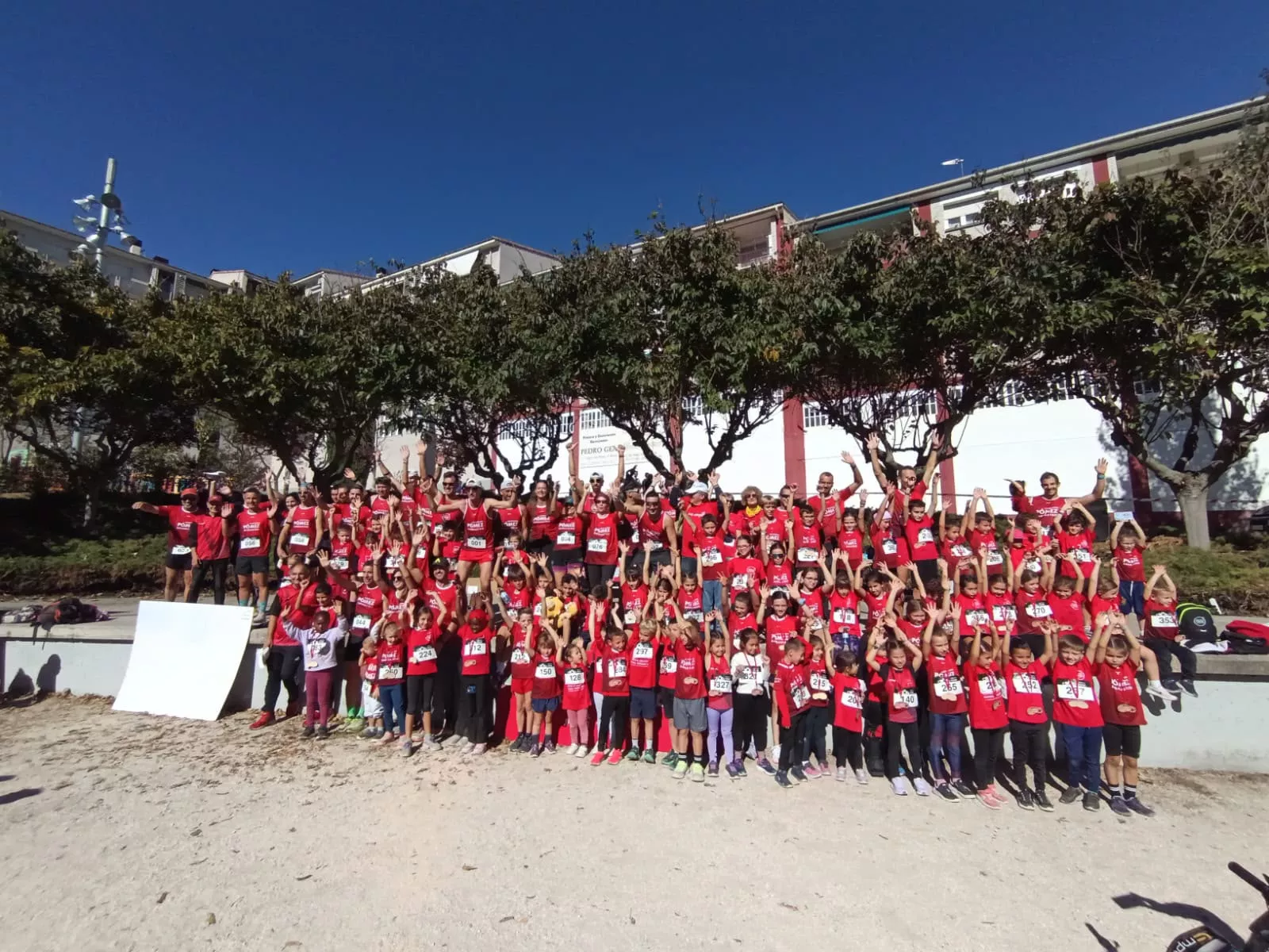 La gran "marea roja" de Atletismo Pómez en el cross de este domingo.
