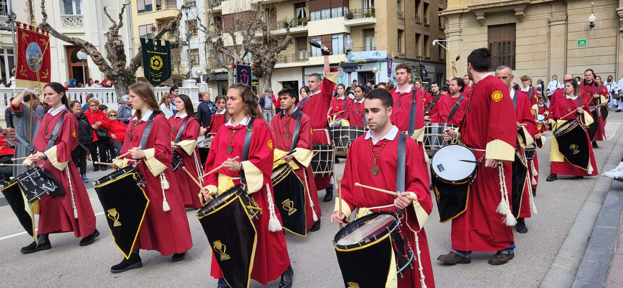 Encuentro en la Plaza de Navarra del Certamen de Bandas de Huesca