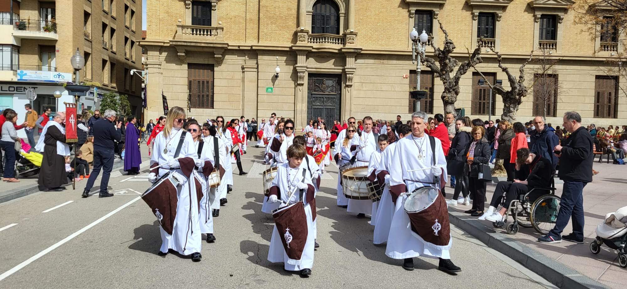 Encuentro en la plaza de Navarra de una pasada edición del Certamen de Bandas de Huesca.