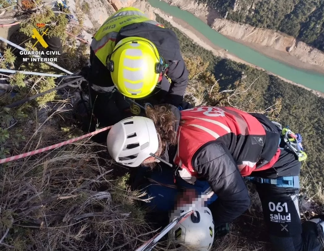 Rescate en Montrebei del escalador con la vista de un precipicio sobrecogedor